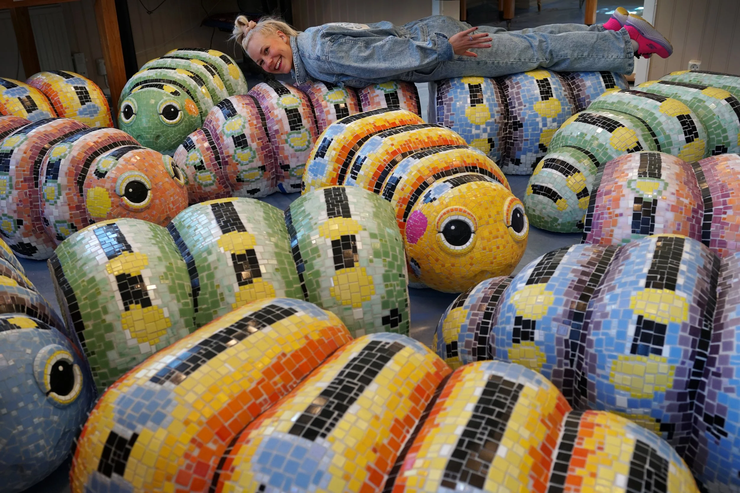 8. Ellen + larver i mosaikstudio.JPG