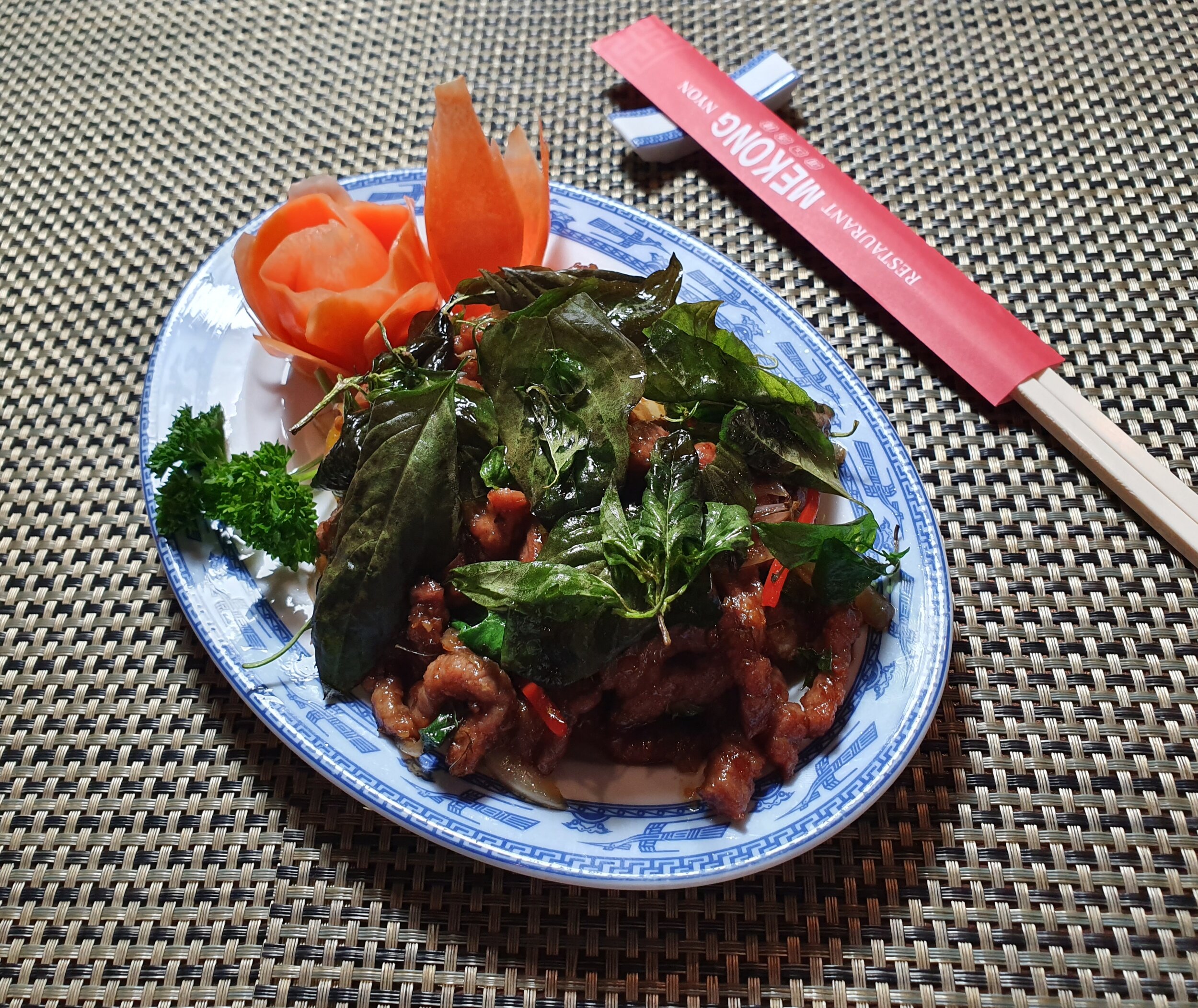 45. Boeuf sauté aux feuilles de basilic croustillantes
