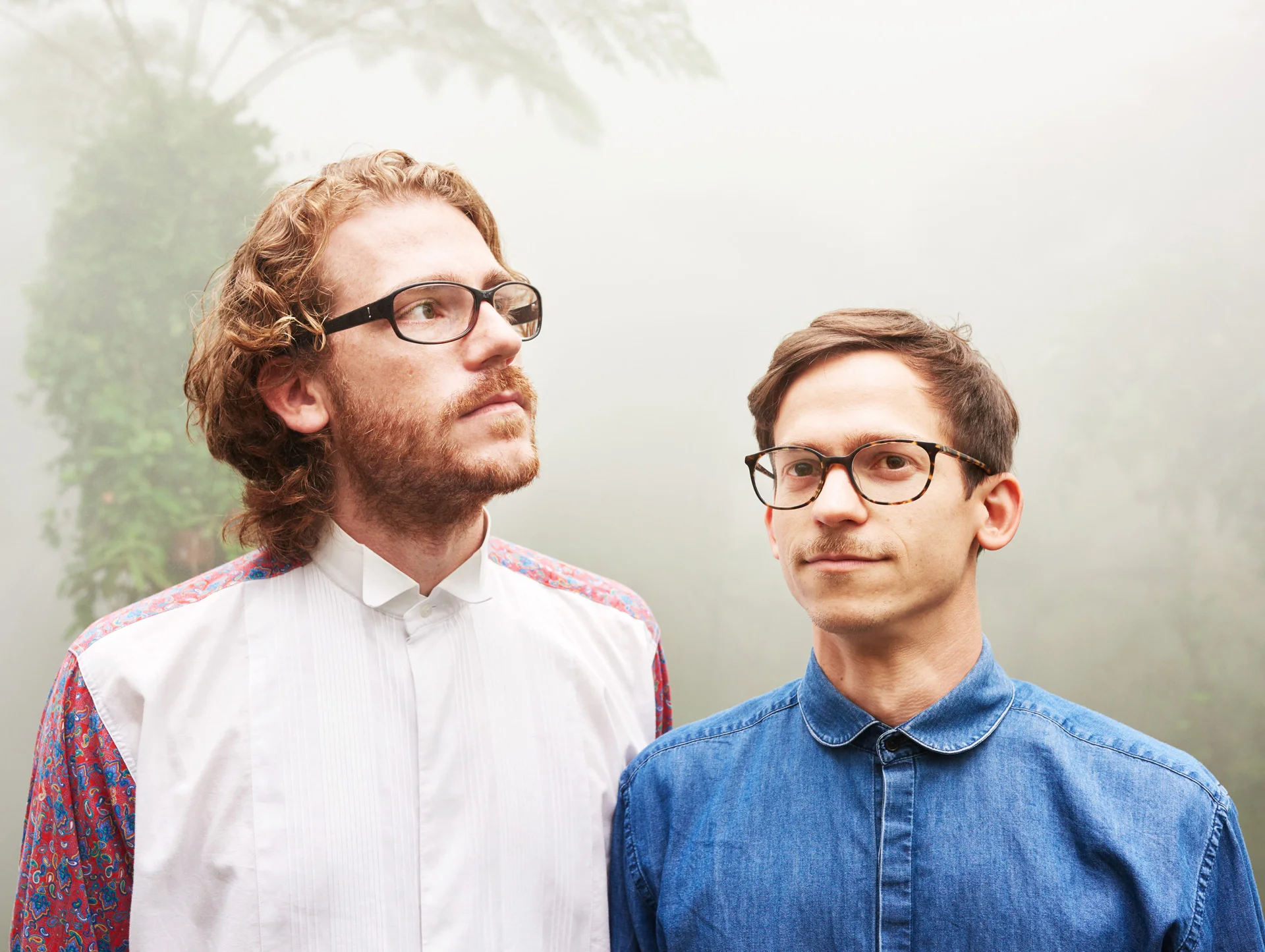 Gruppenaufnahme: Designerduo in nebligem Garten