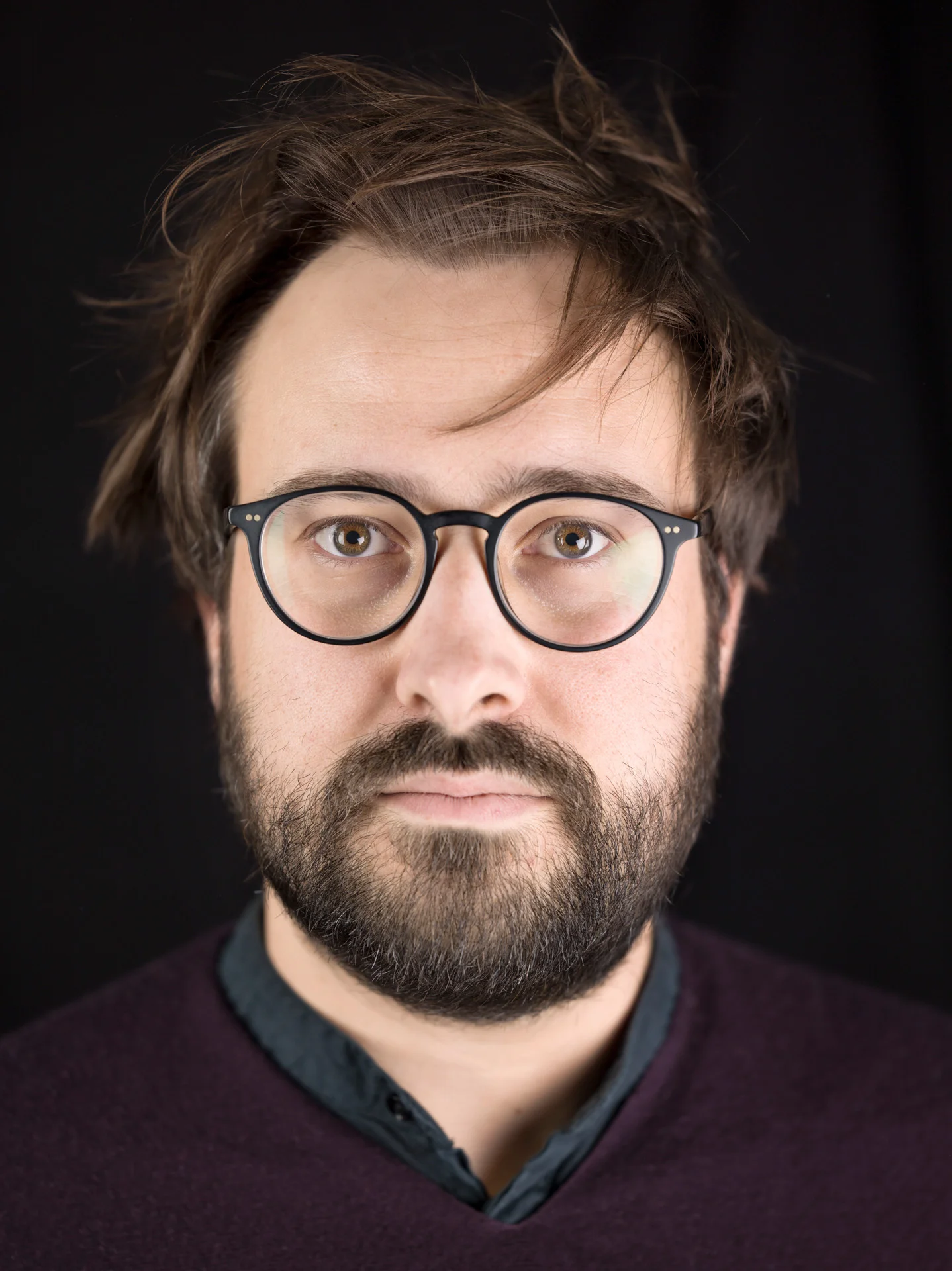 Porträtfotografie: Fotograf Caspar Sessler vor schwarzem Hintergrund