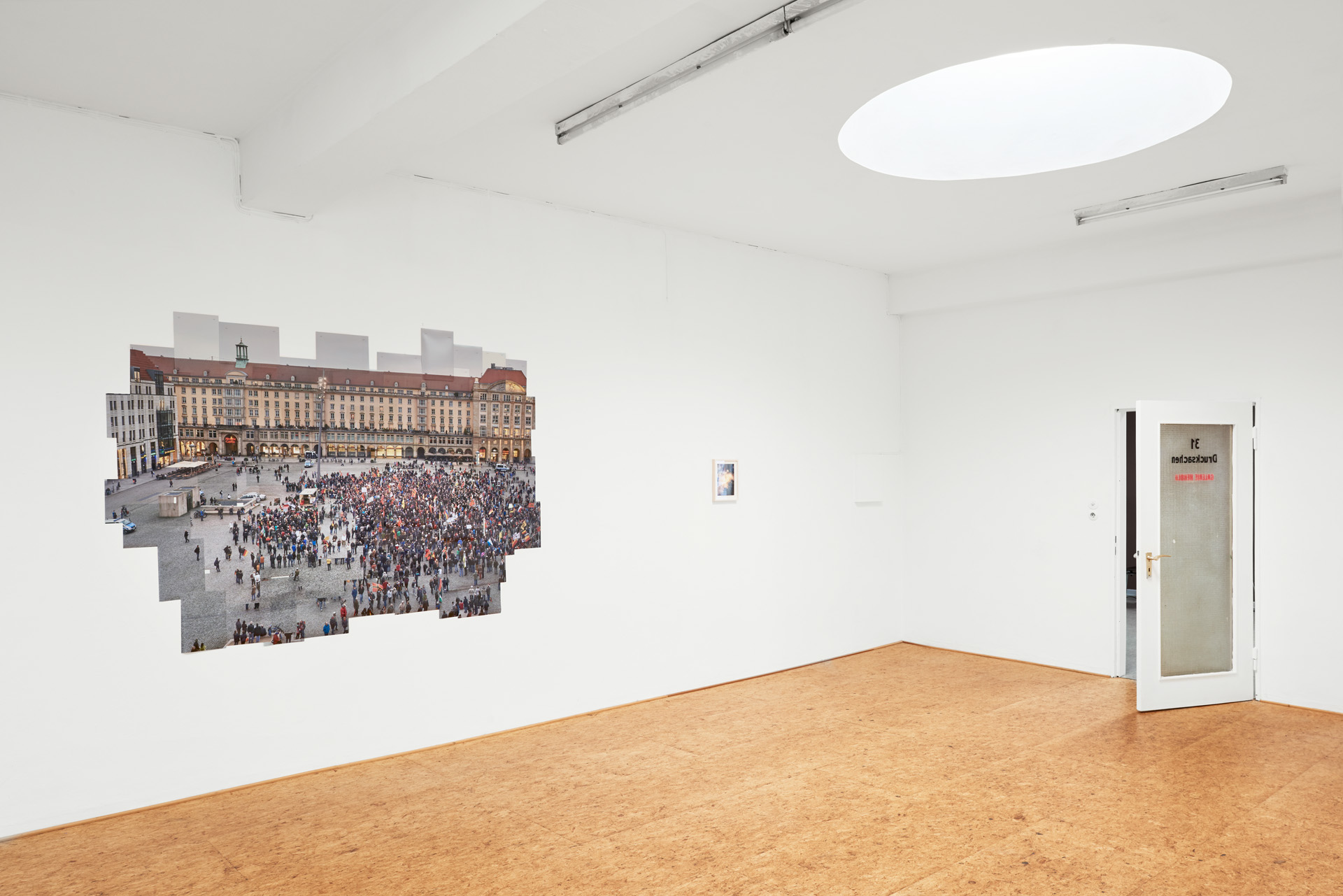  Installationsfoto: Die Fotoarbeit St. Anger des Bremer Künstlers Caspar Sessler in der Galerie Herold, Bremen 