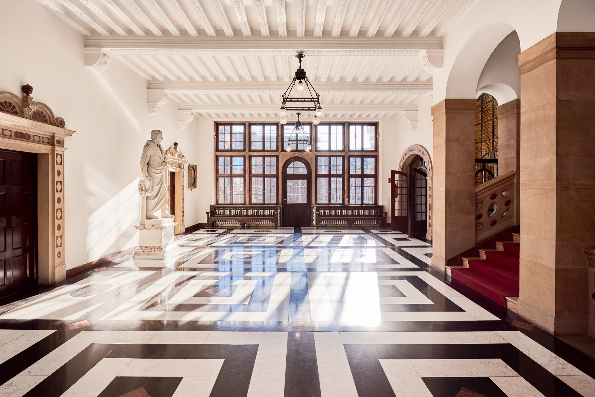  Innenansicht: Flur im historischen Bremer Rathaus mit Blick auf die bremische Bürgerschaft 