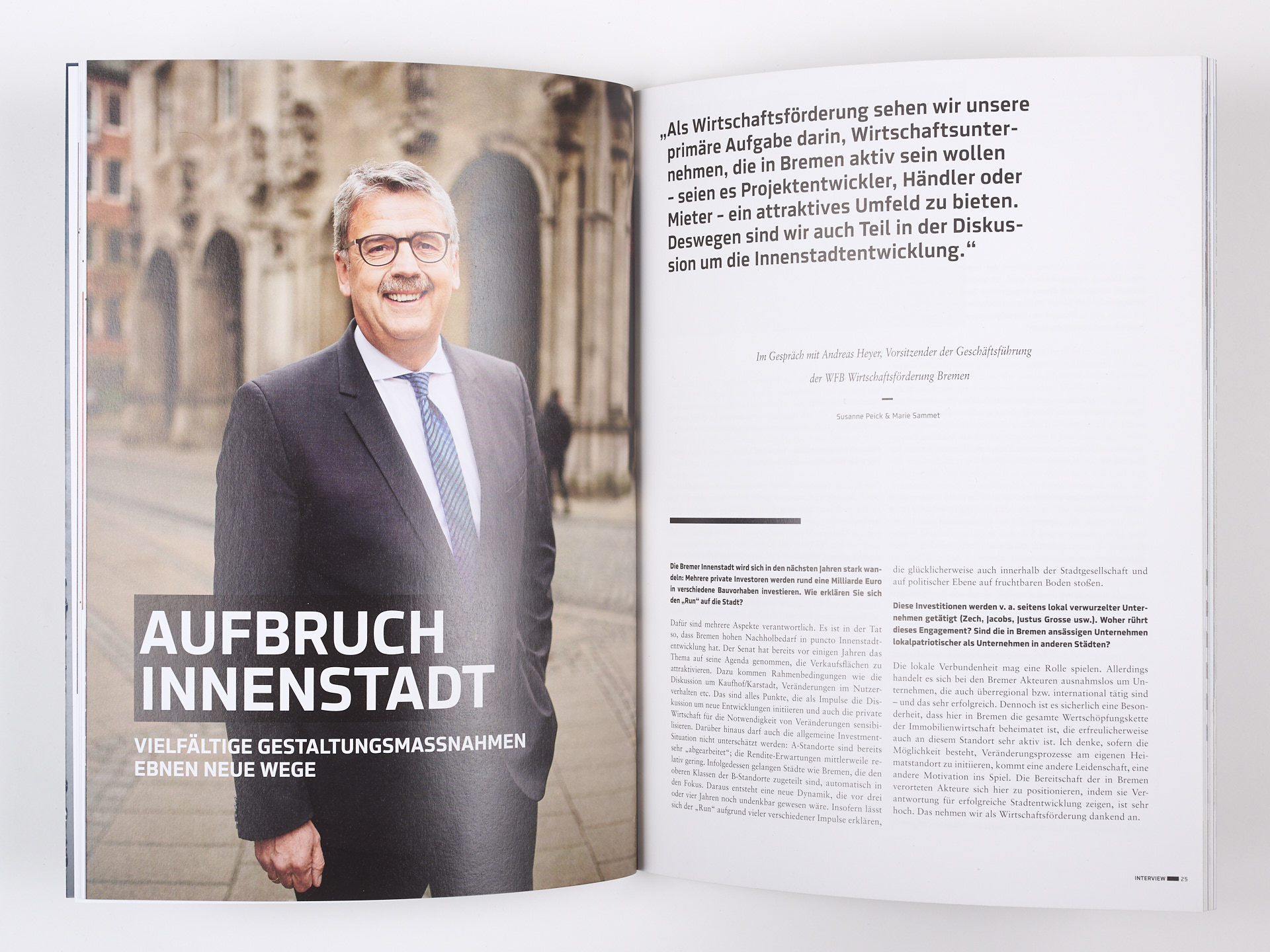 Reproduktion: Porträtfoto des Geschäftsführers der Wirtschaftsförderung Bremen, Andreas Heyer vor dem Hauptsitz der WFB in der Landesstraße, Bremen, erschienen in der Sonderausgabe 02/2019 »metropolis bremen« des Magazin für Urban Development »polis«