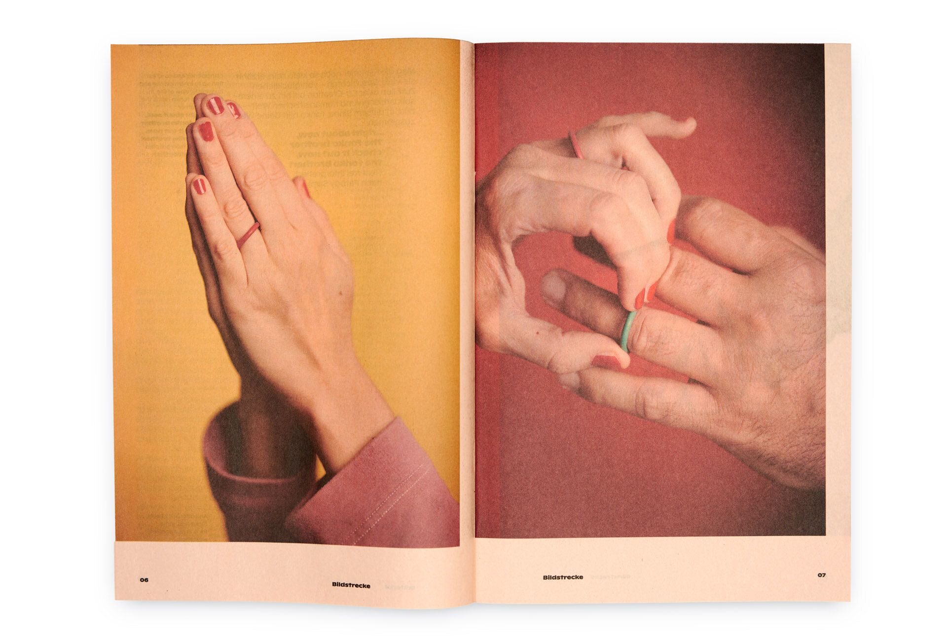  Reproduktion: Doppelseite aus »Bulletin No. 2« von weserholz – Zu sehen ist ein Bild mit einem Paar betender Hände, am Ringfinger steckt ein roter Ringe, sowie ein Bild von einer Männer- und einer Frauenhand, die Frauenhand schiebt gerade einen türk