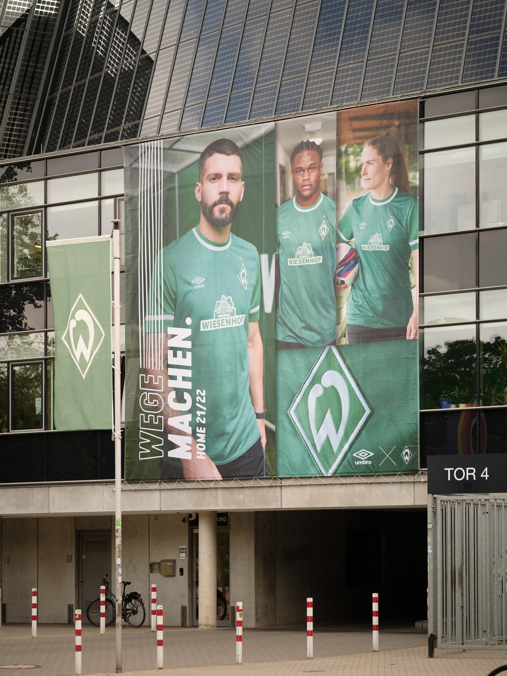  Großformat-Werbebanner mit Fotos von Caspar Sessler am Wohninvest Weserstadion 