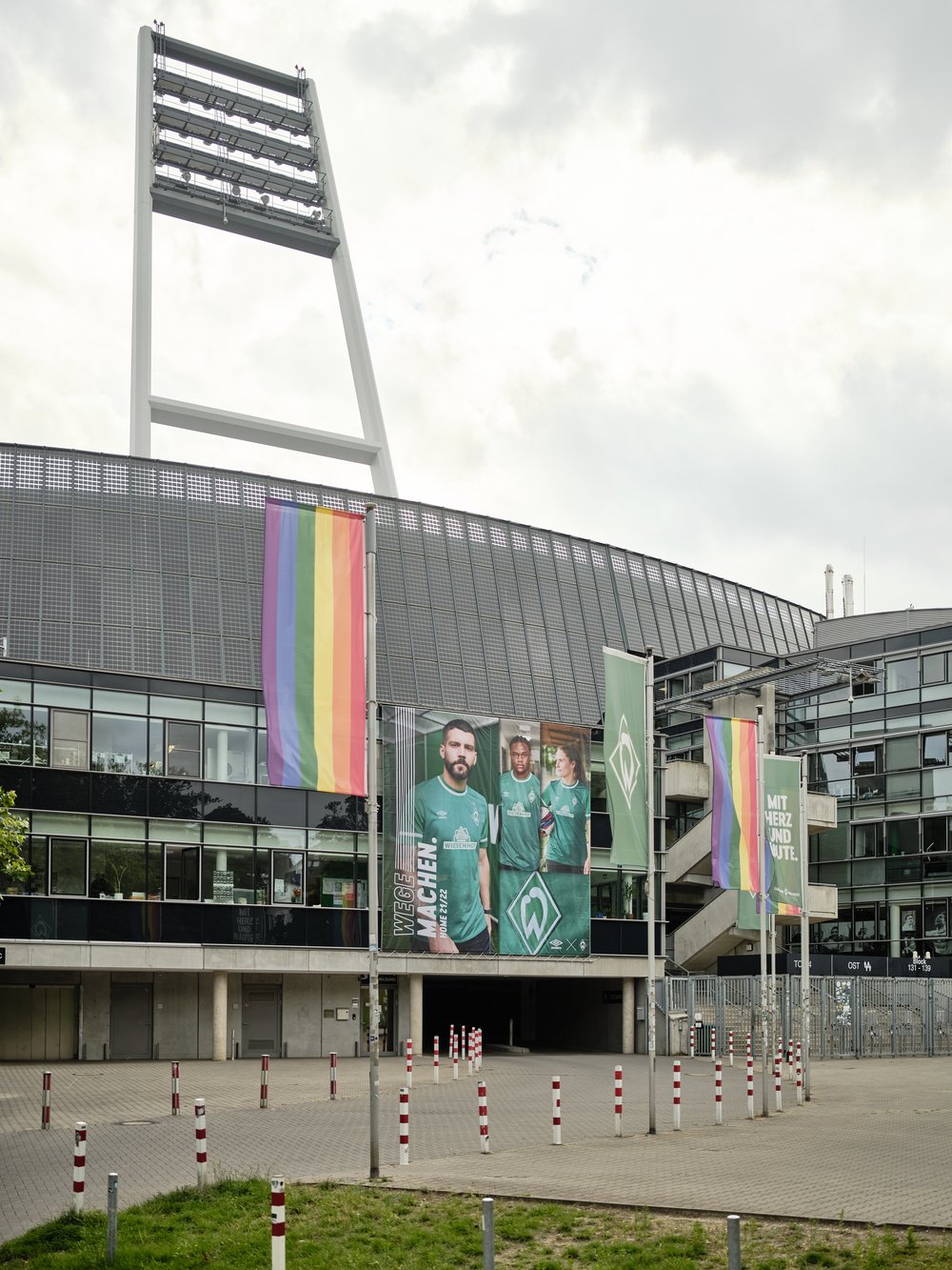  Großformat-Werbebanner mit Fotos von Caspar Sessler am Wohninvest Weserstadion 