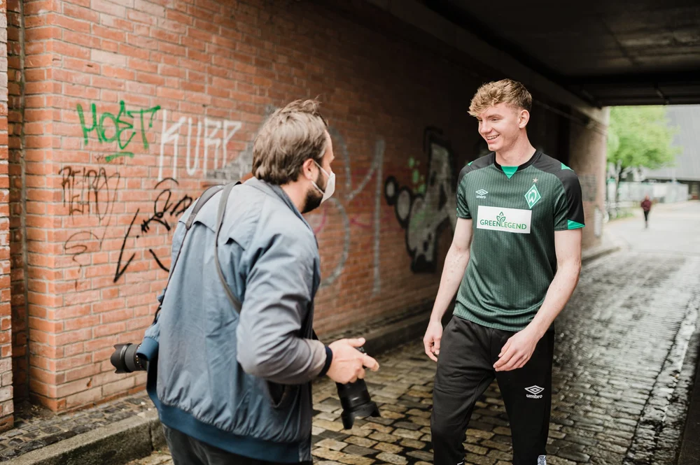  Caspar Sessler im Gespräch mit Nick Woltemade, Foto: Alem Kolbus 