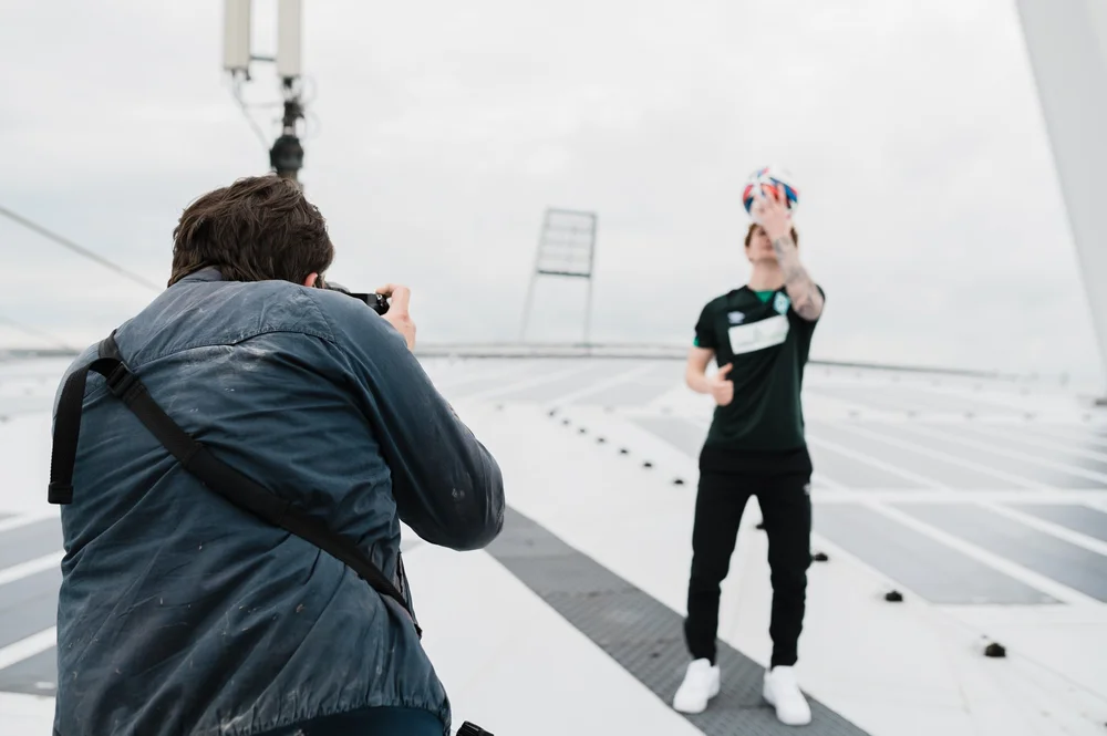  Caspar Sessler fotografert Joshua Sargent auf dem Dach des Weserstadion, Foto: Alem Kolbus 