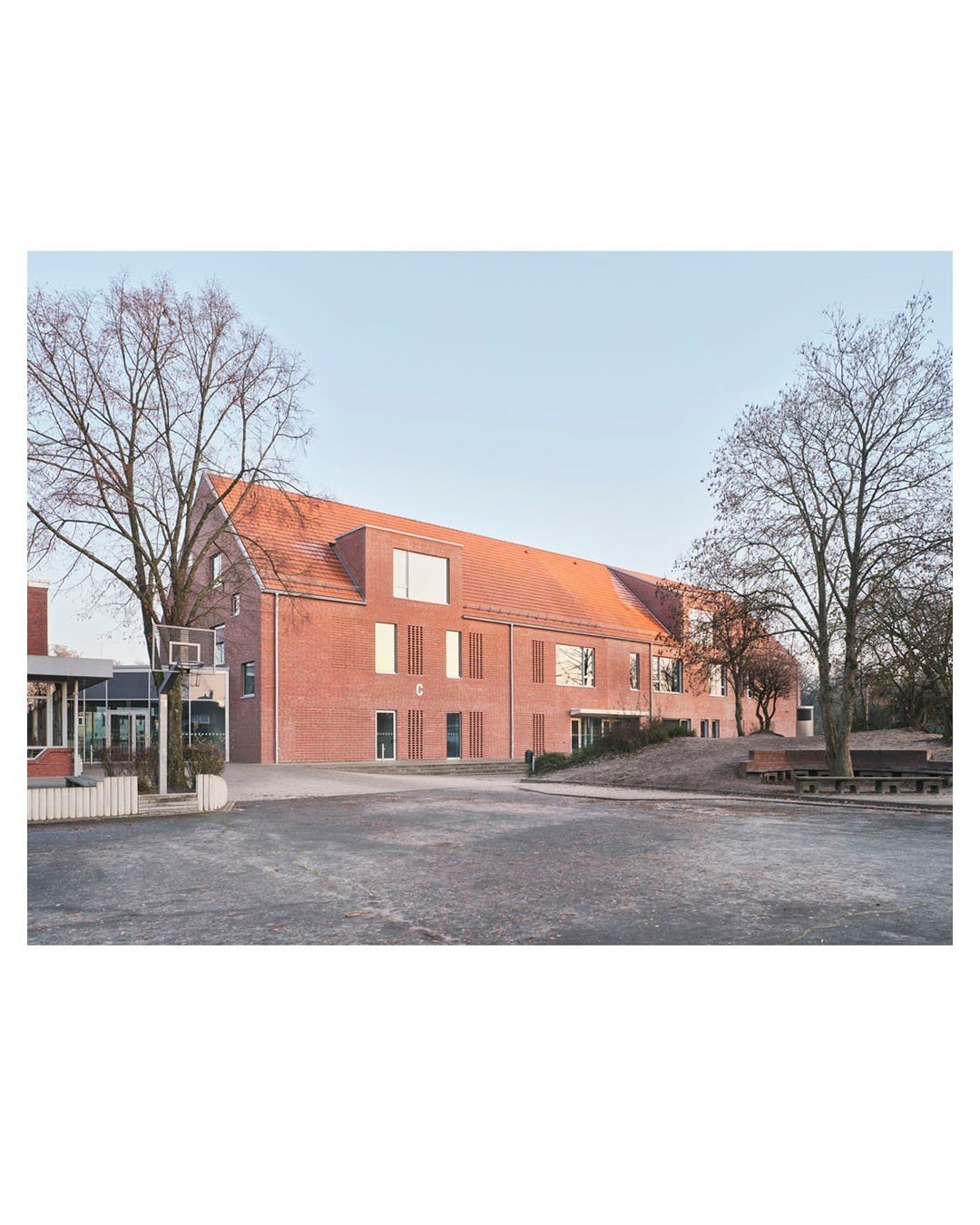 school building &raquo;Kooperative Gesamtschule&laquo;, Rastede, shot for @gruppeomp, 2023 

 #architecturephotography #architecture #design #archilovers #igarchitecture #architecturegram #archdaily #designboom #dezeen #architecturelove #architecture