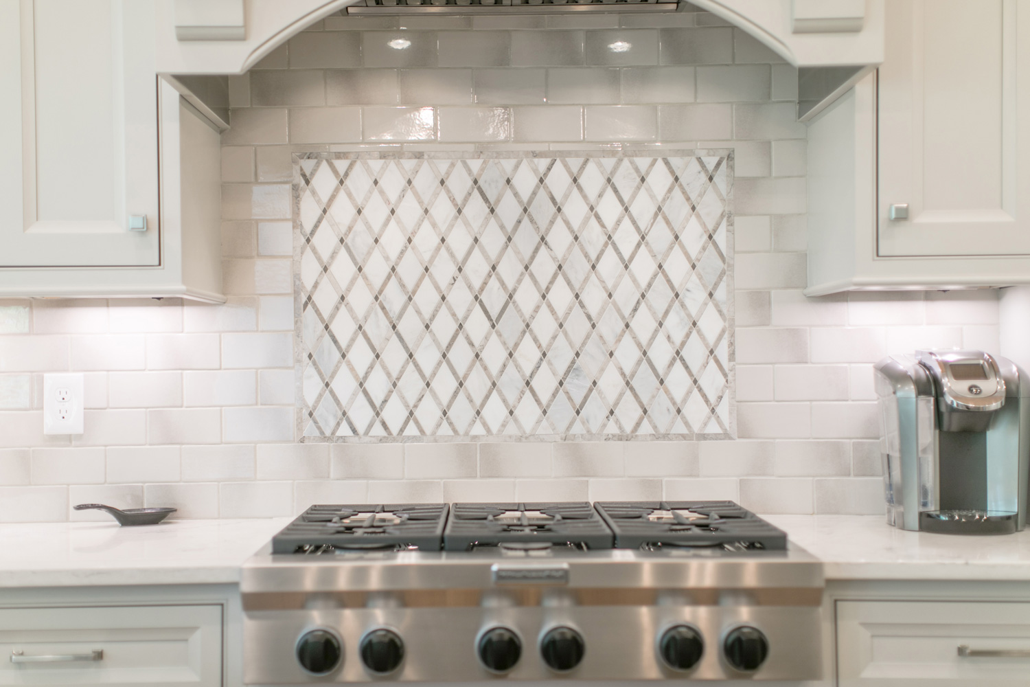 kitchen backsplash design over stove