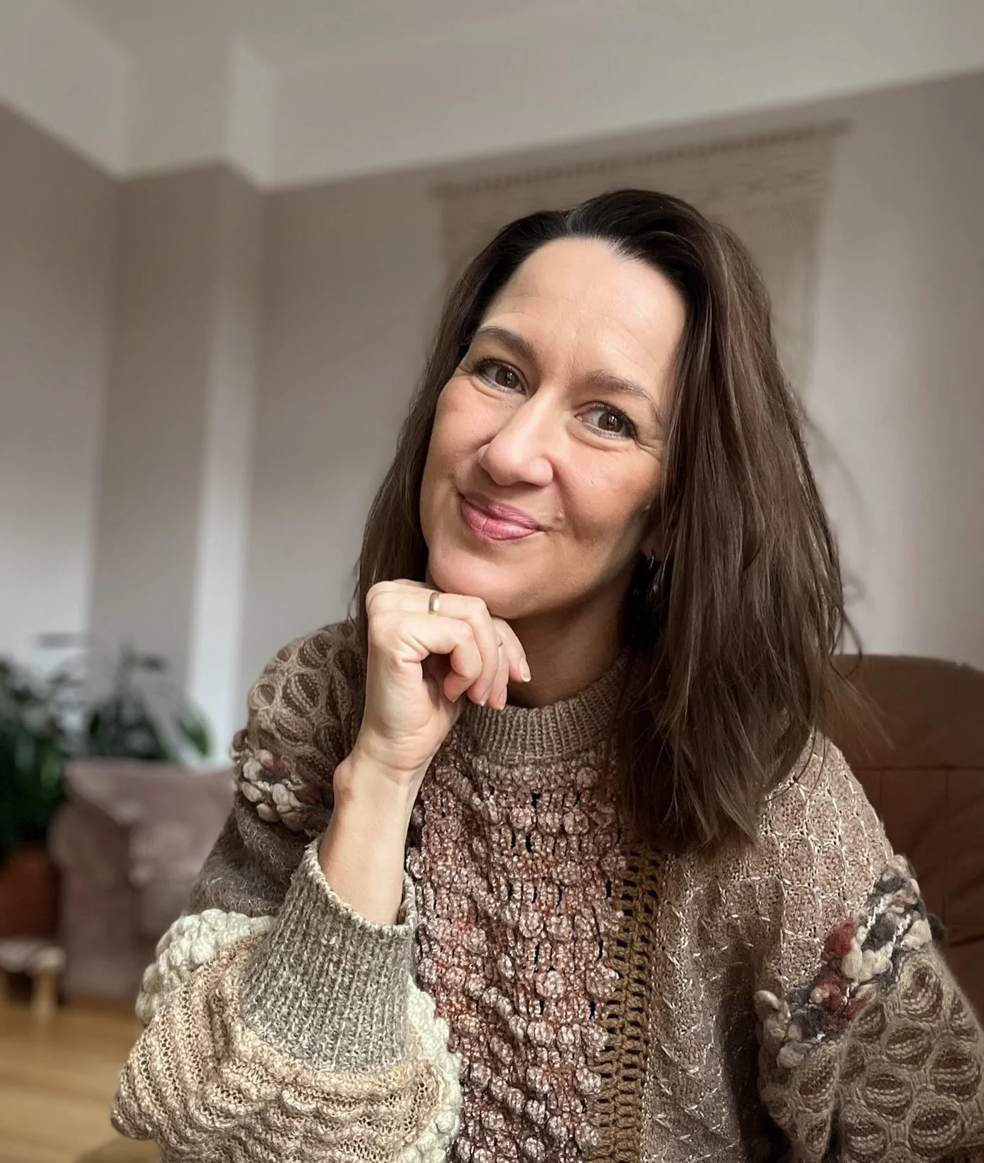 Hos mig f&aring;r du st&ouml;d att faktiskt r&ouml;ra dig fram&aring;t i den transformation du st&aring;r i &ndash; inte bara f&ouml;rst&aring; den med huvudet 👀

Kanske har du redan gjort mycket inre arbete, utforskat varf&ouml;r du m&aring;r som d