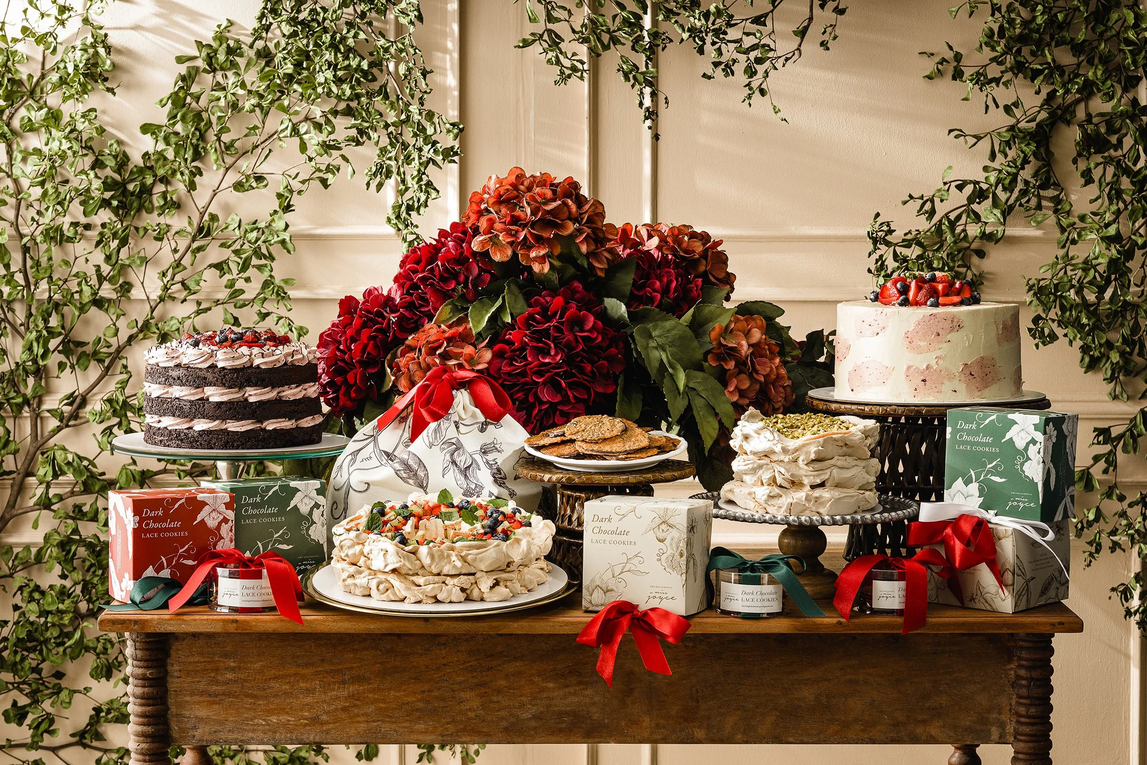 _11A2000 layere cake Christmas pavlova.jpg