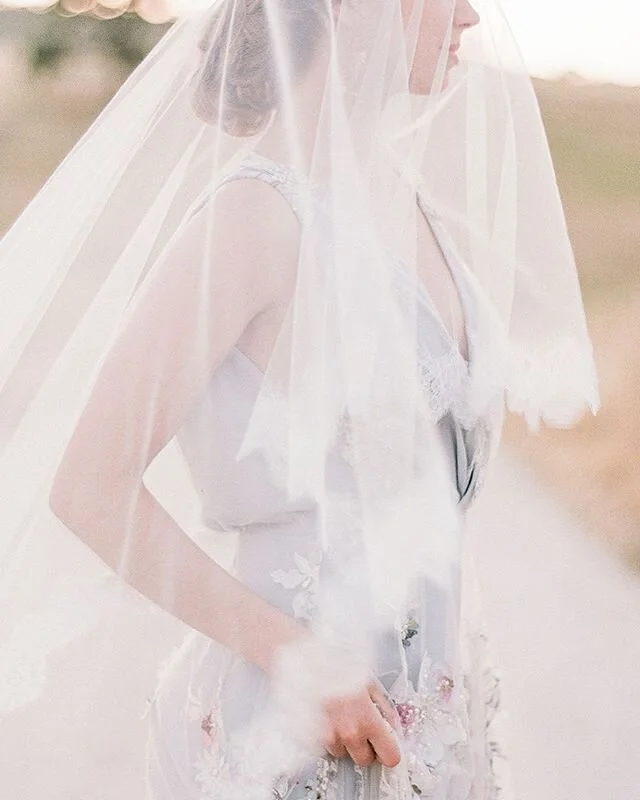 Just sitting at home missing wedding dresses and veils. It likely won&rsquo;t be long before I pull my own out of the closet and have some fun at home (&agrave; la The One With All The Wedding Dresses)
//
Host Designer and Florist: @kalebnormanjames 