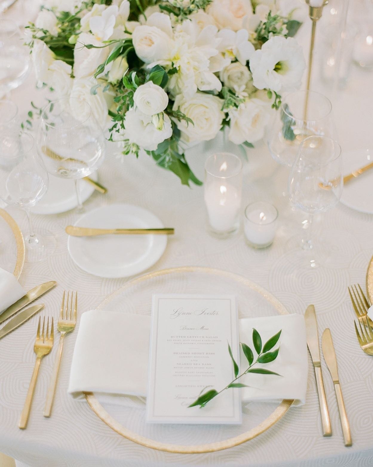 The tablescape of the very last wedding I photographed. It was exactly two weeks before my own wedding last October. Looking forward to photographing so many more of these in 2021.
//
Planning and design: @jbdevents
Photography: @janinelicarephotogra
