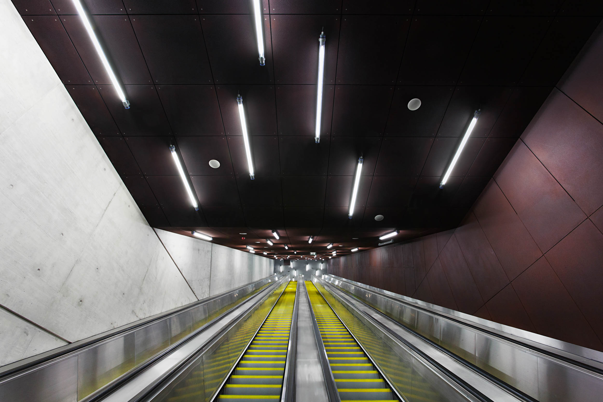 Включи живую станцию. Станция метро Szent Gellért tér в Будапеште. Освещение метрополитена. Освещение на станции метро. Метро станция подсветка.
