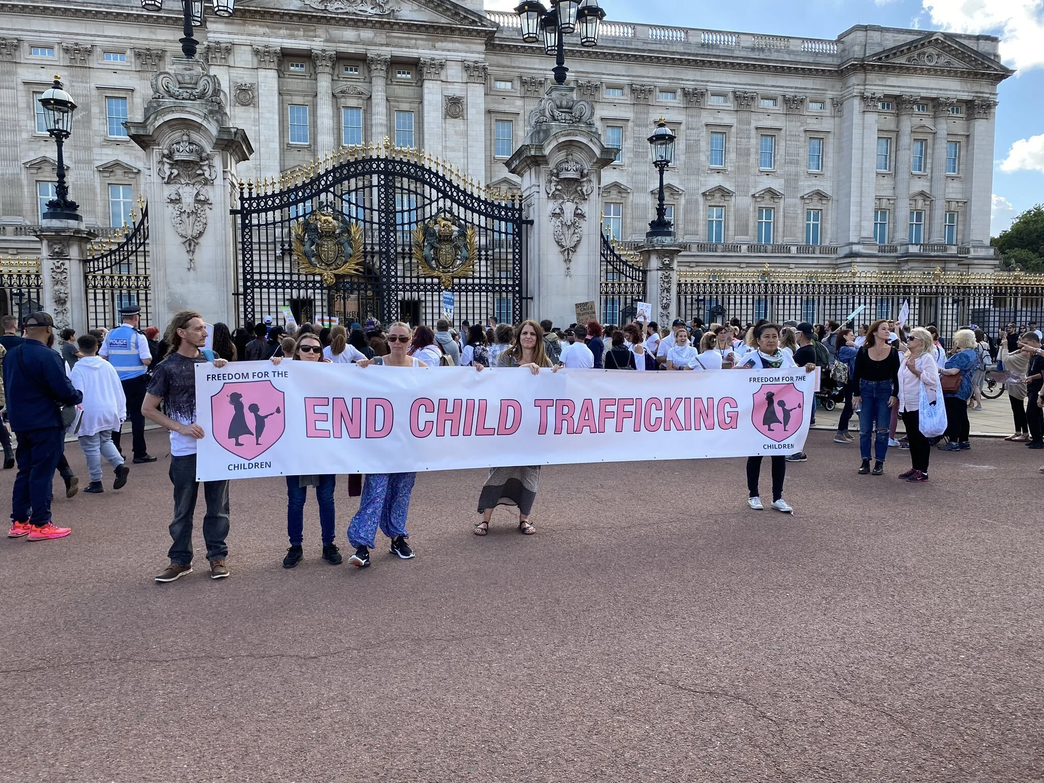 Angry Crowd Chants 'Pedophile' at the Gates of Buckingham Palace 