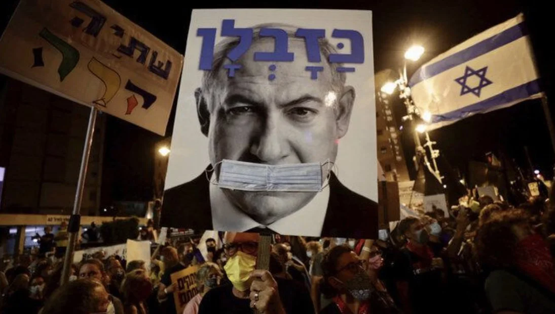 Not All Israelis Love Netanyahu: Thousands Protest Outside His House Demand His Resignation