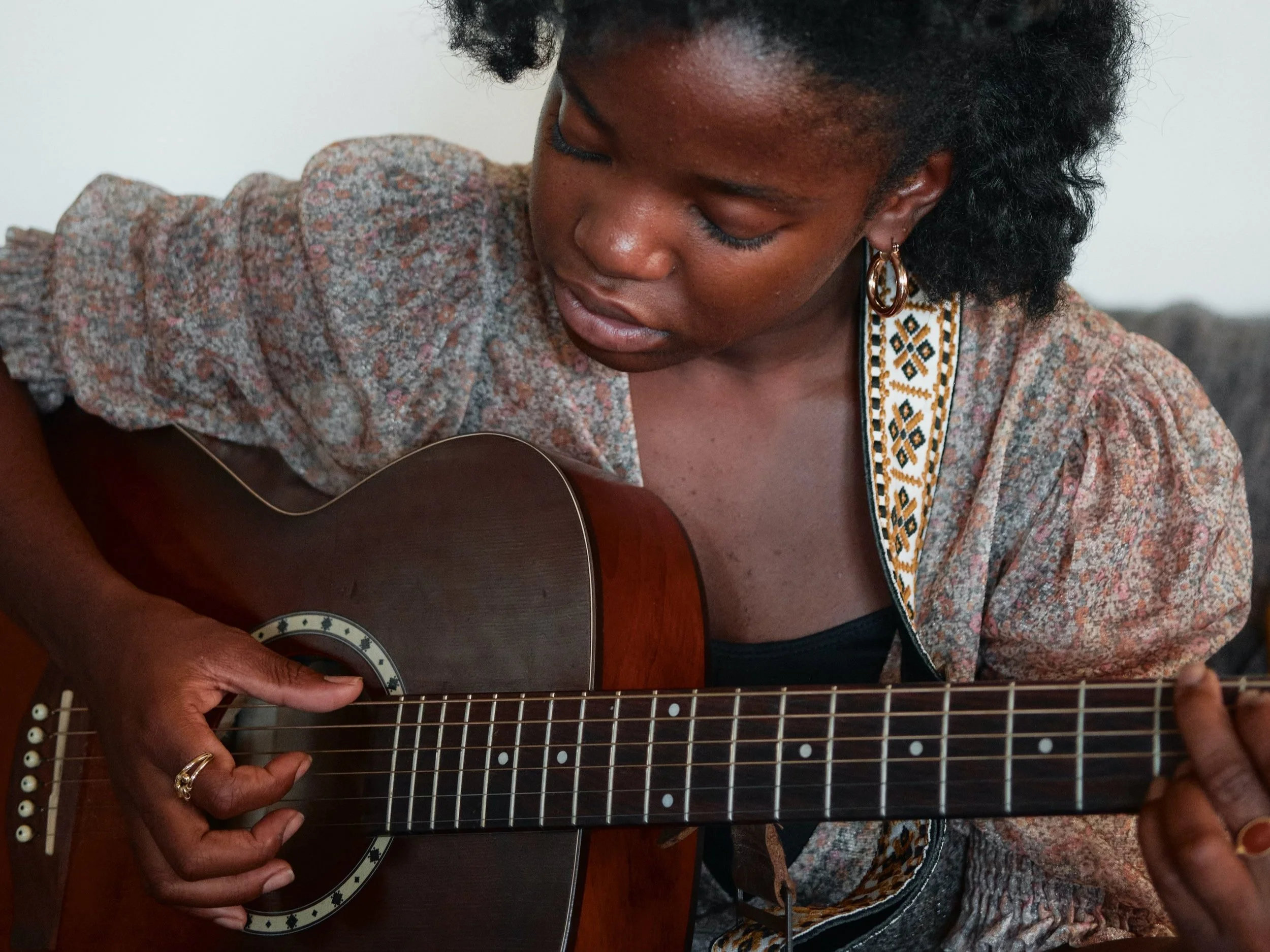 Vem ter aulas  de guitarra na TOCA