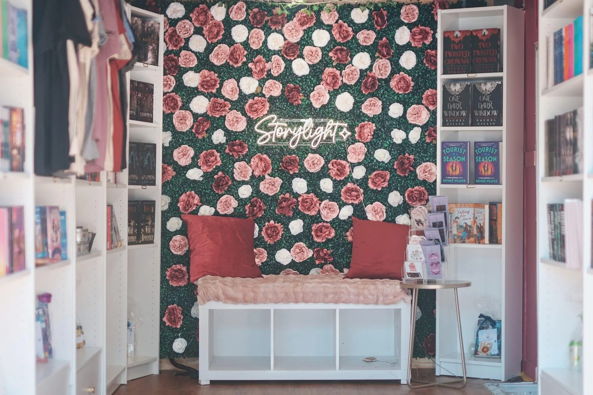 This Sunday, Nov. 2, we're hosting the pop-up book shop @storylightbooks outside the taproom! 

From 1-5 p.m., you can visit this cozy mobile book boutique curated with fantasy, romance, trending favorites and diverse voices. Find your next favorite 