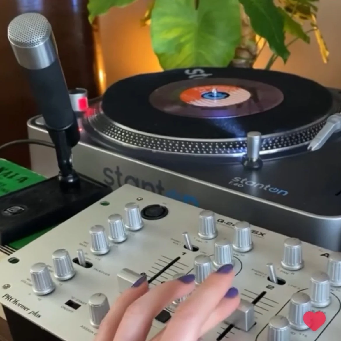 Today! Come party with us between the afternoon and night parades. We'll have DJs Bob and Sally spinning vinyl, dancing, food trucks, specialty beer cocktails and MORE MORE MORE MOREEEEEEE 🪩