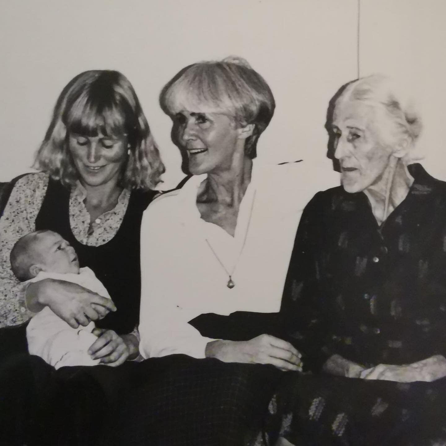 Four generations of strong resilient women. This was the year I was born and the only imagine captured of us as my great grandmother passed the following year. Thank you @b.stenberg for sharing❤️

#internationalwomensday