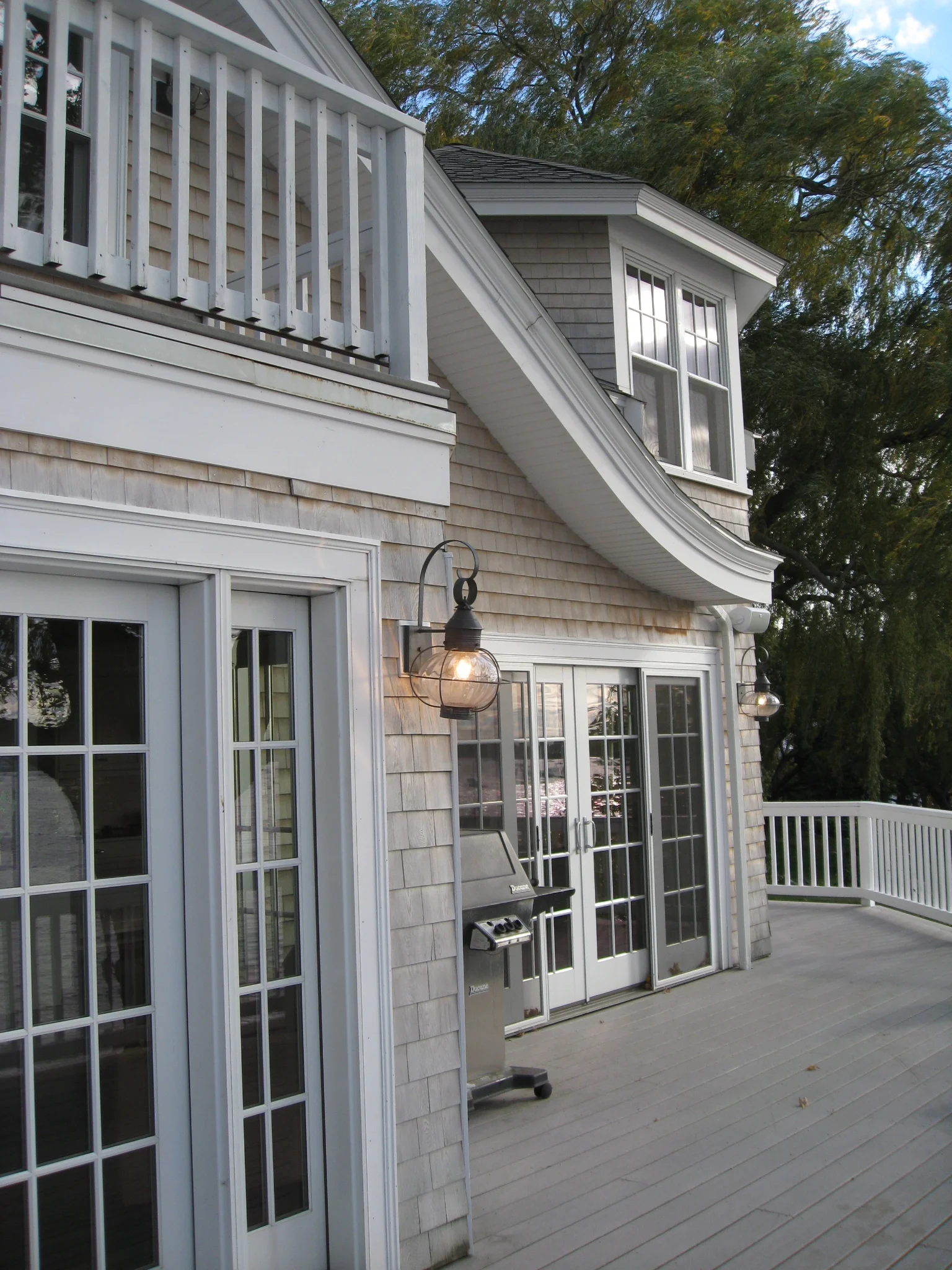 A curved roof form leads to the kitchen entrance