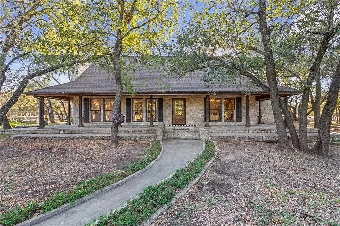 Prairie Chapel Place a Waco texas wedding venue - Crawford Texas Wedding Venue