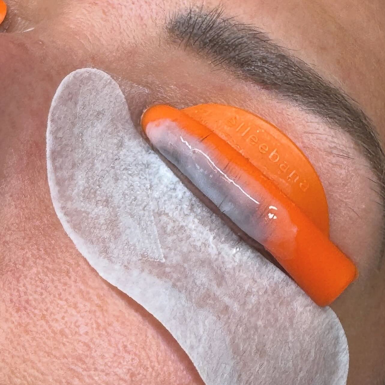✨ Lash game = elevated ✨
This is your sign to stop fighting stubborn lashes and start lifting smarter with Elleebana 💁&zwj;♀️💥

✔️ Flawless curl
✔️ Long-lasting results
✔️ That eye-opening magic we love 😍

When the shield fits just right&hellip; y
