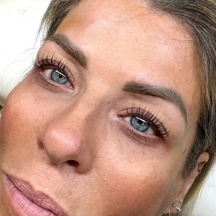 ✨ Lift goals, unlocked! ✨

This flawless lash lift was performed by @alexbrownesthetics using the Korean Lift Method (KLL) with Elleebana&rsquo;s brand-new KLL products + Flex Hybrid Shields 🤩.

So what makes KLL special?

💎 Maximum lift from root 
