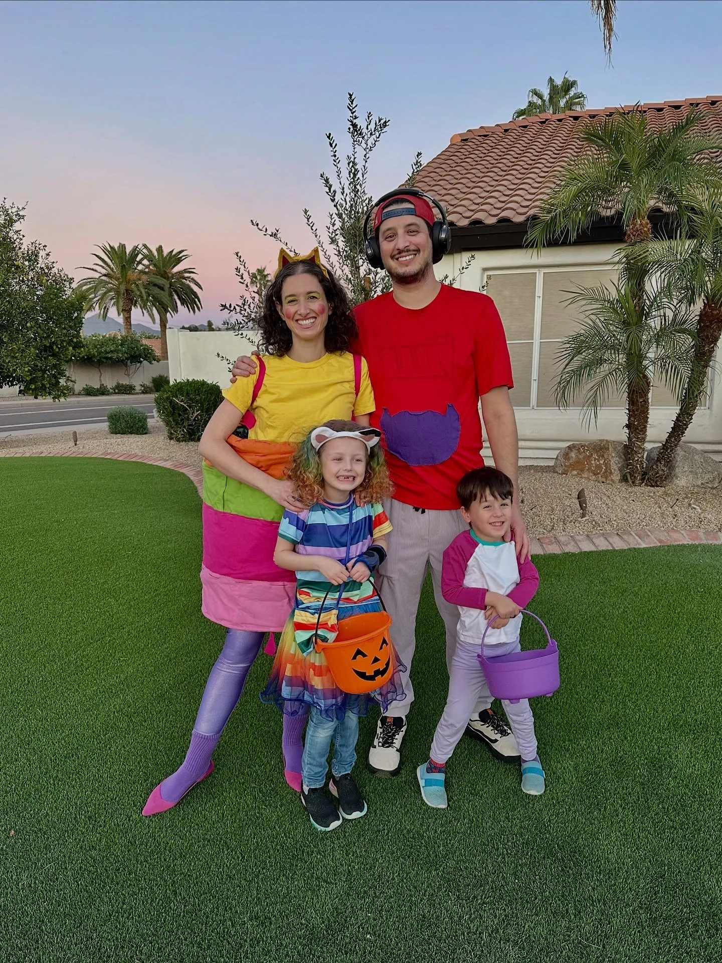 Happy Halloween from Halloween Rainbow Gabby, Carlita who didn&rsquo;t want to wear their costume (swipe to see last week when they did wear it!), Pillow Cat and DJ Catnip! #gabbycats #gabbysdollhouse