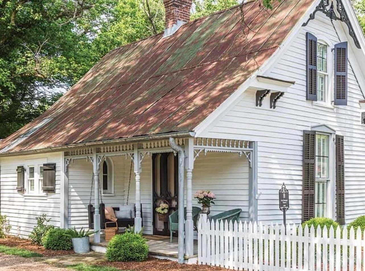 Straight out of a storybook&hellip; Sweeney Cottage, circa 1892.
&bull;
📷: @thecottagejournal 
&bull;
#leipersfork #leipersforkvillage #vacationrental #tinroof #designisinthedetails #picketfence #cottagerestoration #williamsoncounty #franklintn #swe