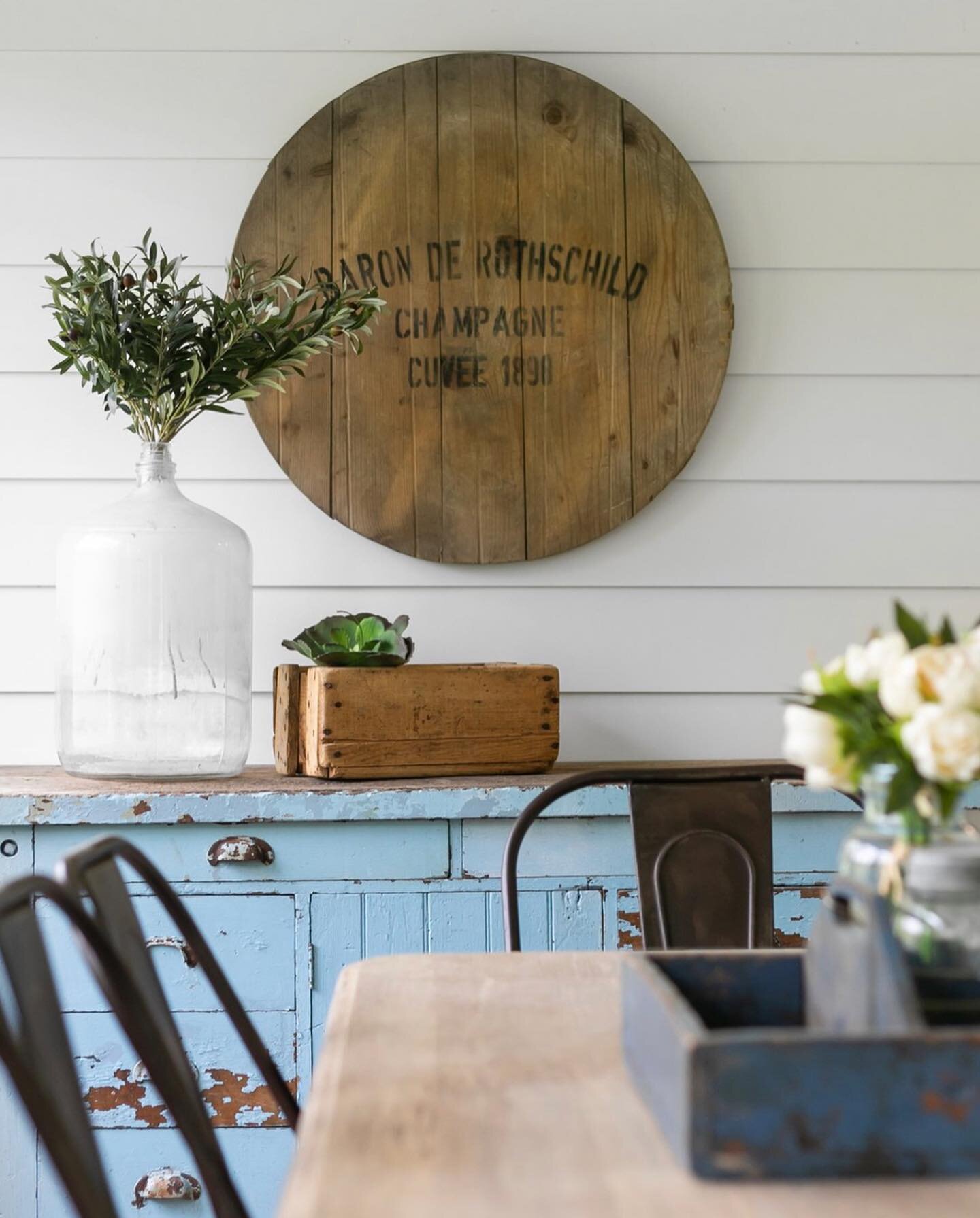 F I V E  A C O R N S  is Leiper&rsquo;s Fork&rsquo;s newest luxury vacation rental. With room for up to ten guests, this dreamy property sits on over seven acres. Head over to @houseandsanctuary for details! 📷: @home.pix.media 
&bull;
#modernfarmhou