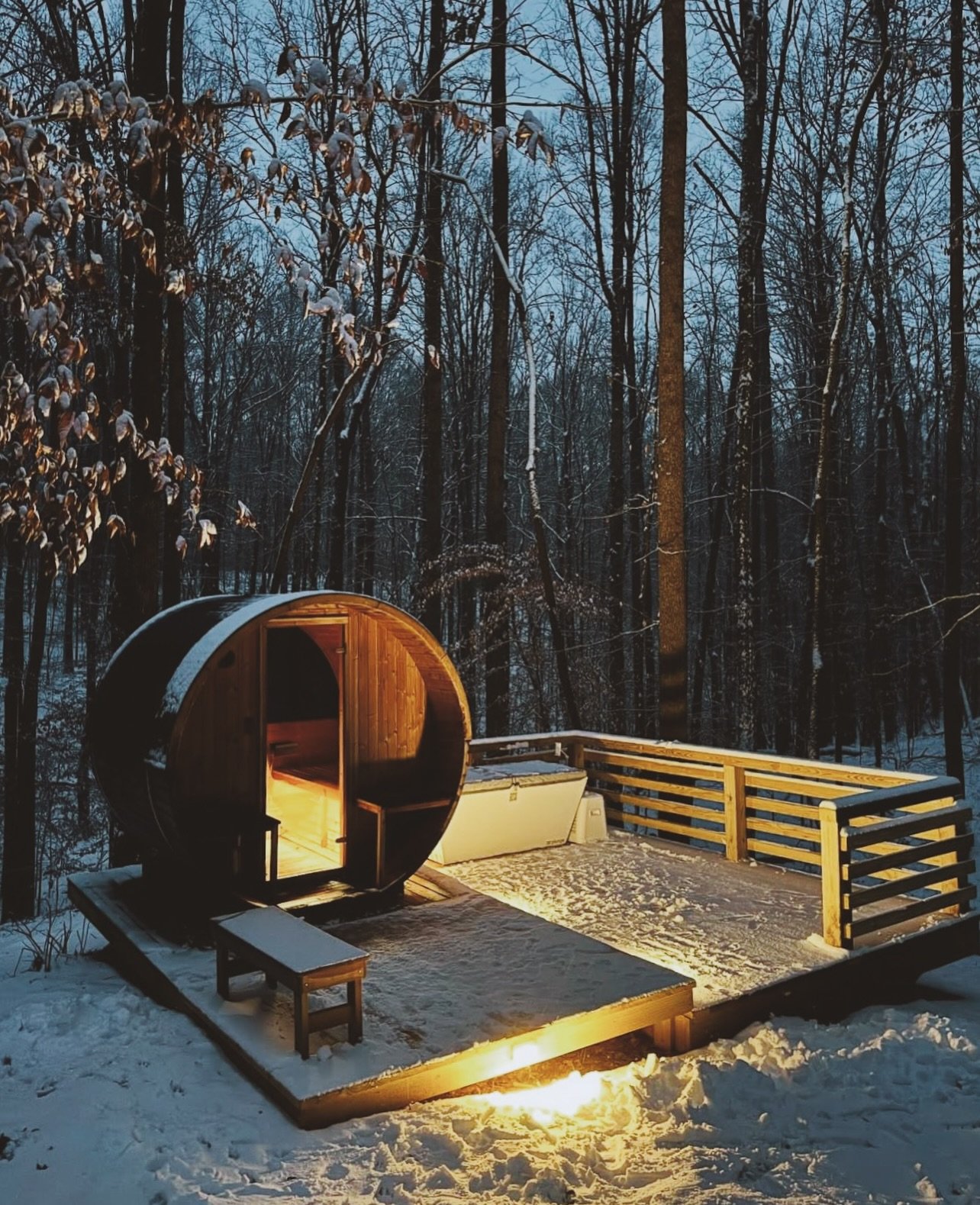 Wintery Sauna + cold plunge combo&hellip; yes please!
&bull;
The Cabins at Center Hill Lake
&bull;
#coldplunge #sauna #centerhilllake #pioneercabins #treehouse #ultimategetaway #luxurycabins #selflove #restandrestore