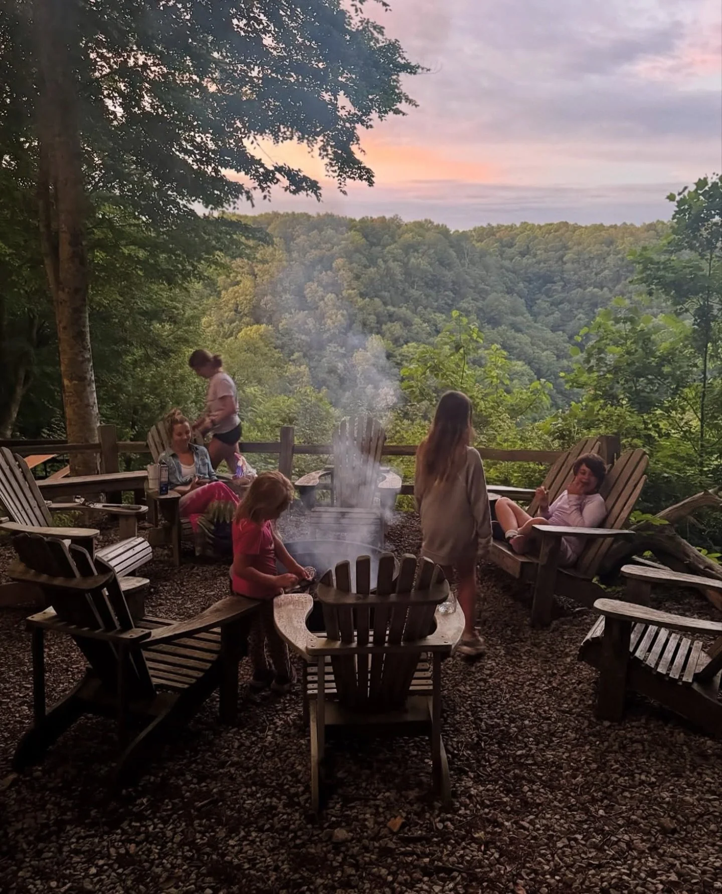 🔥 Sunset s&rsquo;mores with a lake view like no other 🌄
Evenings at The Cabins at Center Hill Lake hit different; crackling fires, happy kids, and that endless ridge line reminding us to slow down and soak it all in.

#CenterHillLake #CabinVibes #F