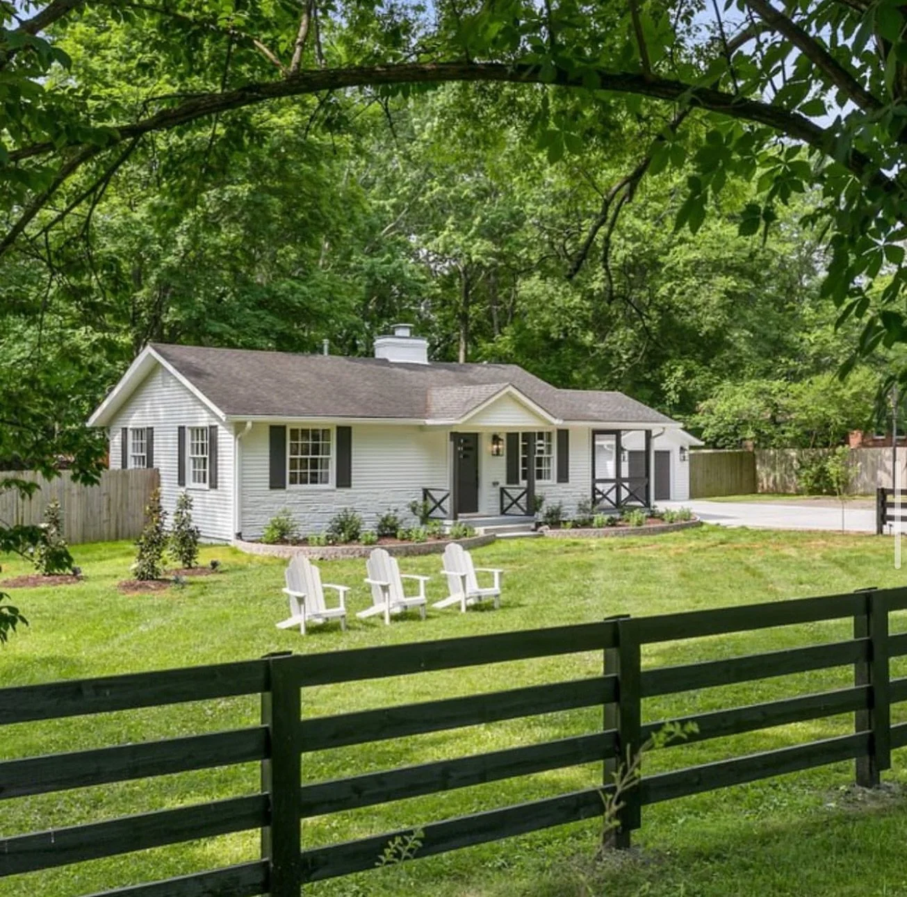 BERRY&rsquo;S CHAPEL COTTAGE &bull; Recently renovated and centrally located in Franklin&hellip; only 4 miles to Main Street, 11 miles to Leiper&rsquo;s Fork and 15 miles to Nashville! What a charmer and on almost an acre! 
&bull;
#franklintn #vacati
