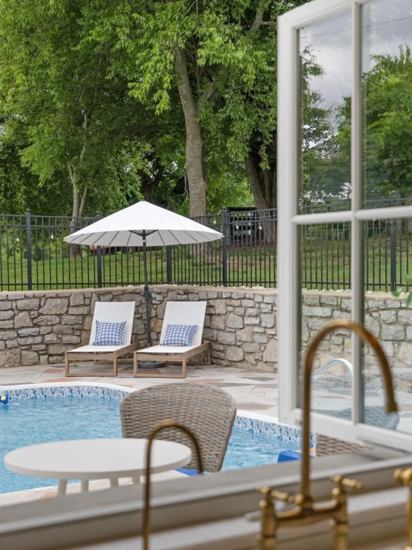 🌿 Summer at Fern + Fable 🌿

There&rsquo;s a kind of magic that happens when warm sunshine, gentle breezes, and thoughtful design come together and Fern + Fable captures just that. From morning coffee at the poolside pass-through window to cozy even