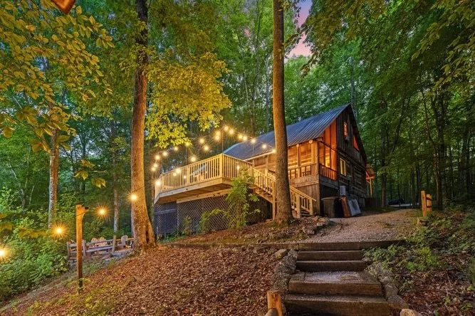 Escape to the woods this May 🌿

We&rsquo;re opening up a limited-time May rate at The Cabins at Center Hill Lake because this is one of the best times of year to be here.

Longer days, quiet mornings, cool nights by the fire&hellip; and the lake jus
