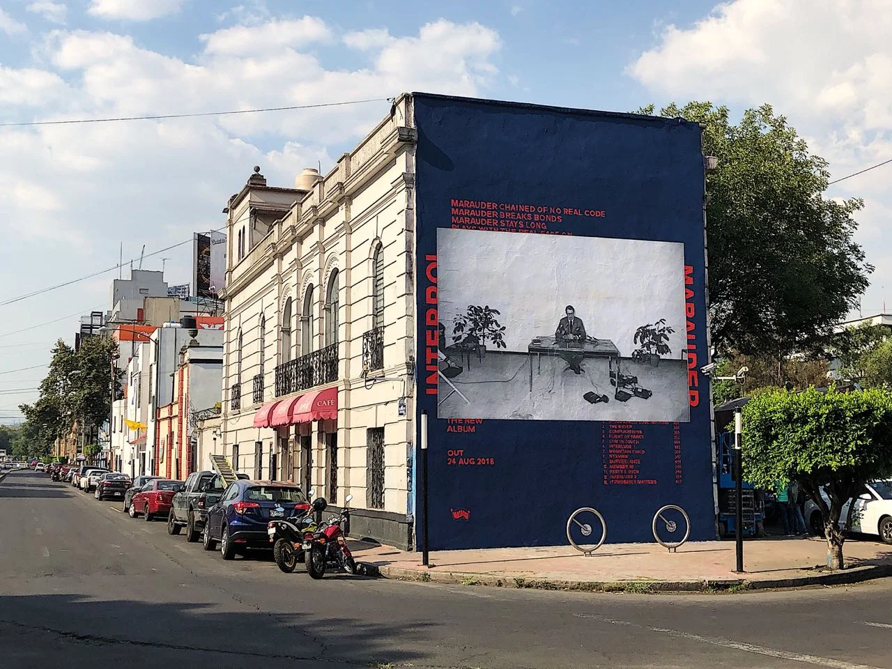 Interpol anuncia con un mural en México la salida de su nuevo disco