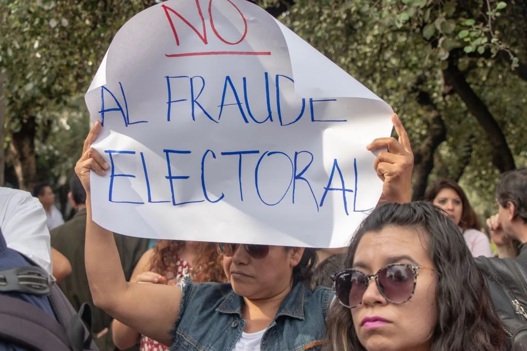 [Video] Exigen ciudadanos mayor número de boletas electorales a las afueras del INE