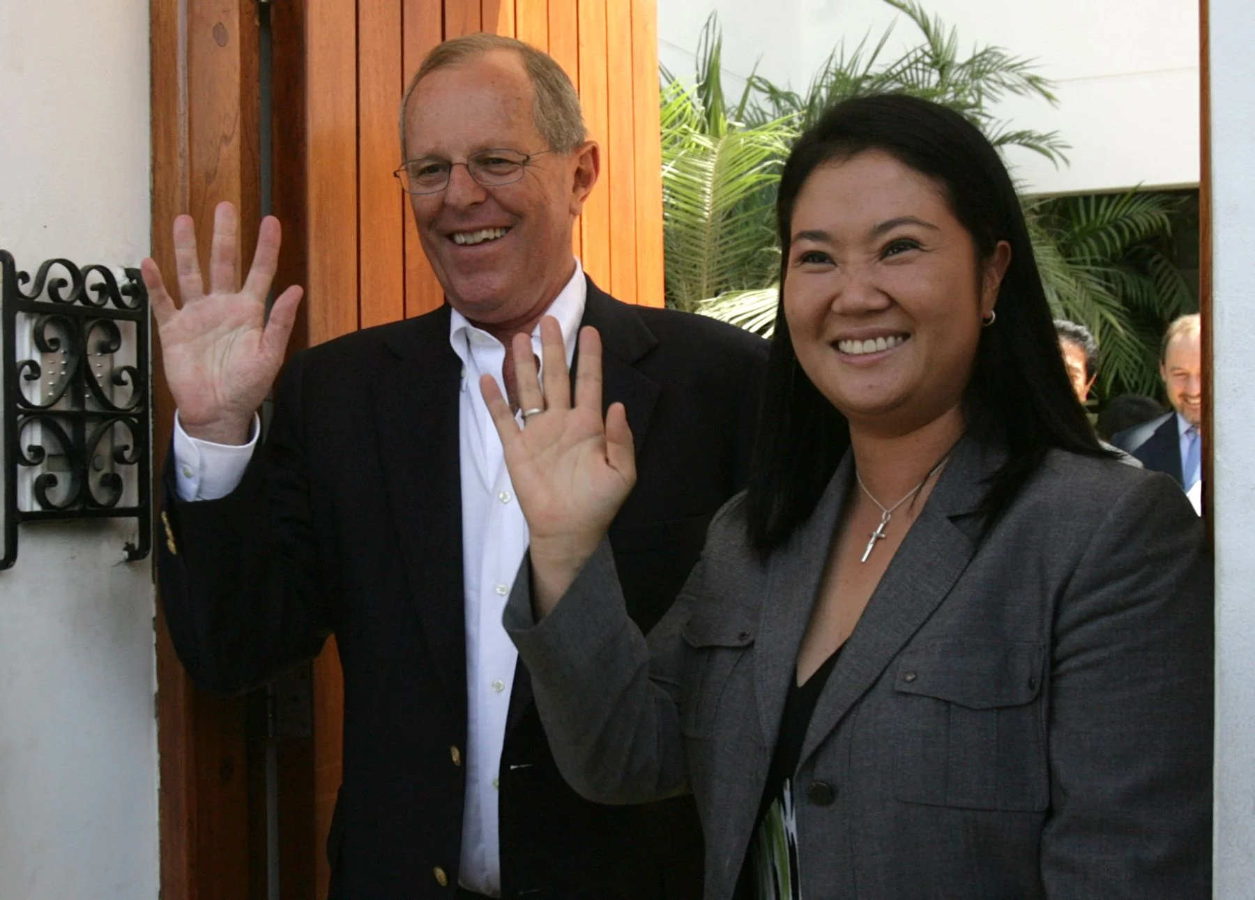 Pedro Pablo Kuczynski y Keiko Fujimori saludan juntos para una fotografía. Vía La Primera.