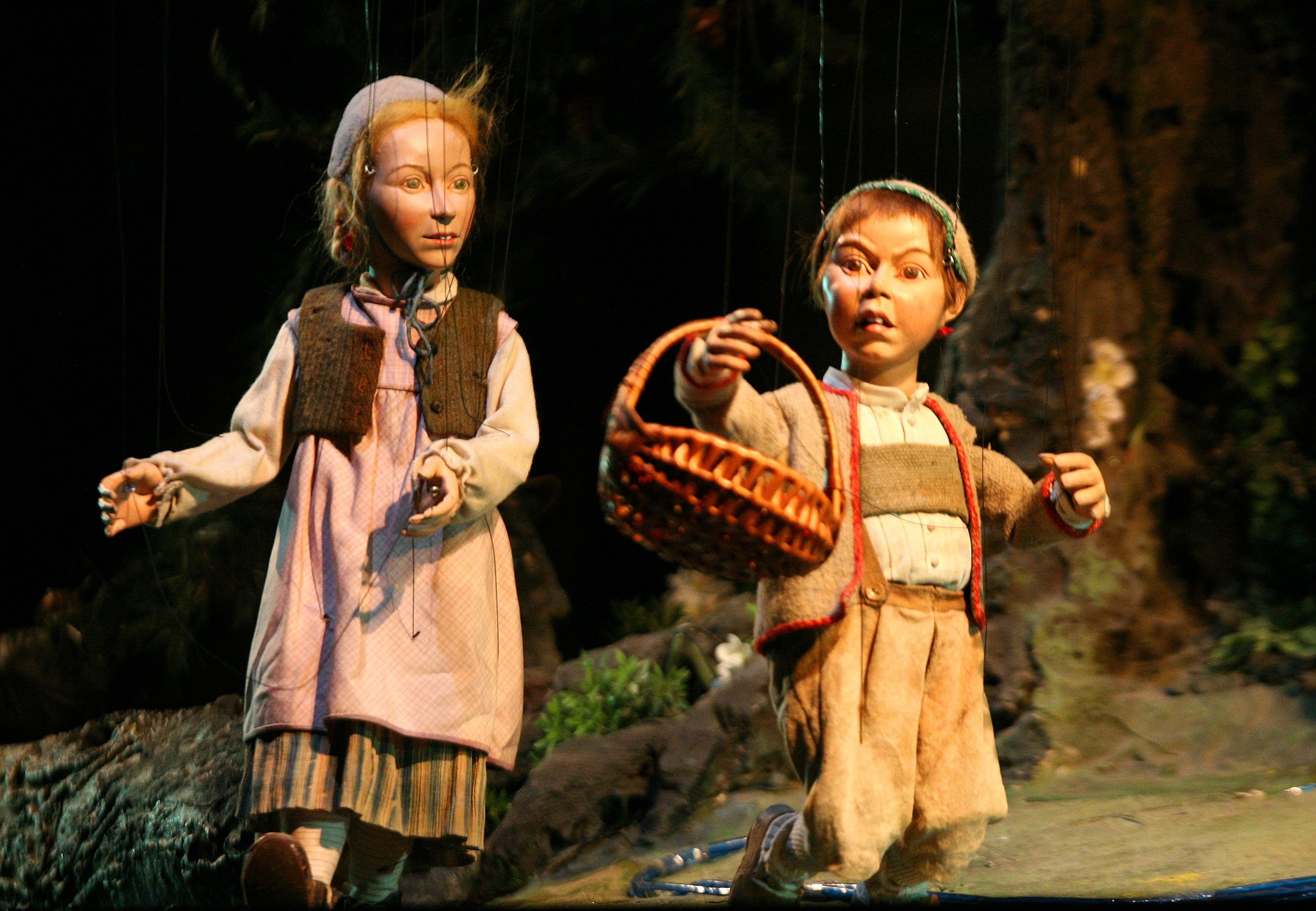 Gretel y Hansel caminando por el bosque