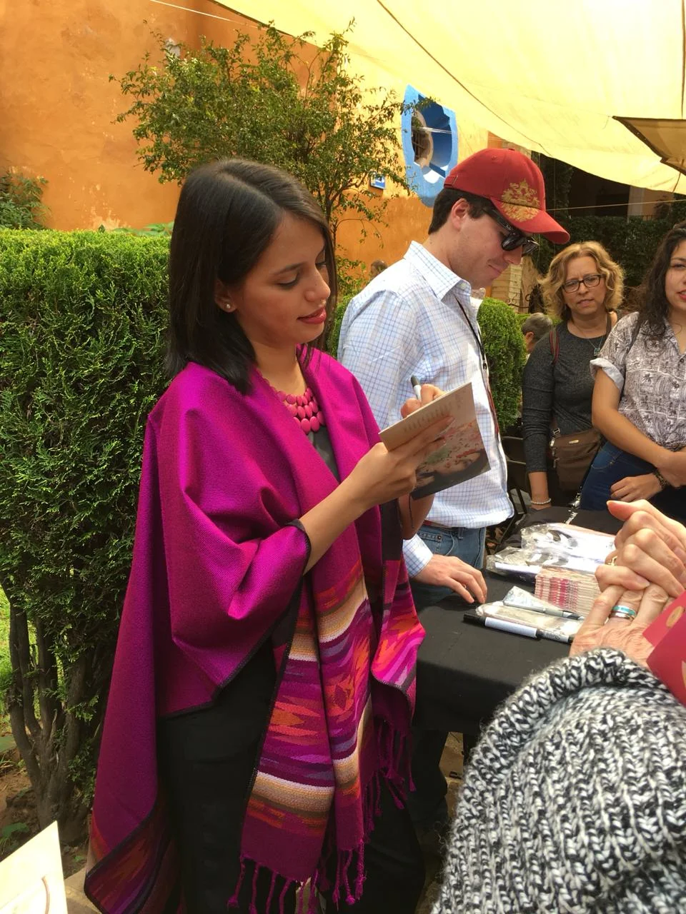 Foto: Brenda Liviere Camacho. María Cristina firmando autógrafo para “papi chulo”