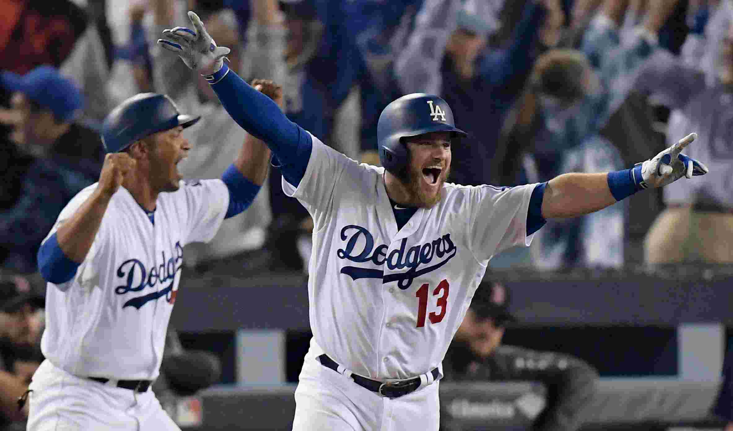 Max Muncy después de conectar un imparable. Foto vía USA Today
