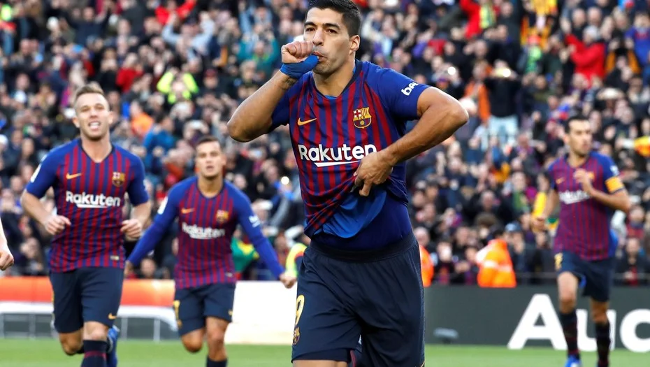 Luis Suárez festejando su primer gol de la noche, con dedicatoria a su hijo recién nacido; Lautaro. (FOTO VÍA: Clarín)