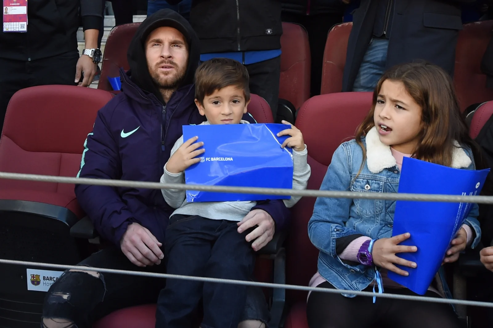 Leo y Thiago Messi disfrutan del partido en las tribunas del estadio Camp Nou. (FOTO VÍA: Canal 13 San Juan)