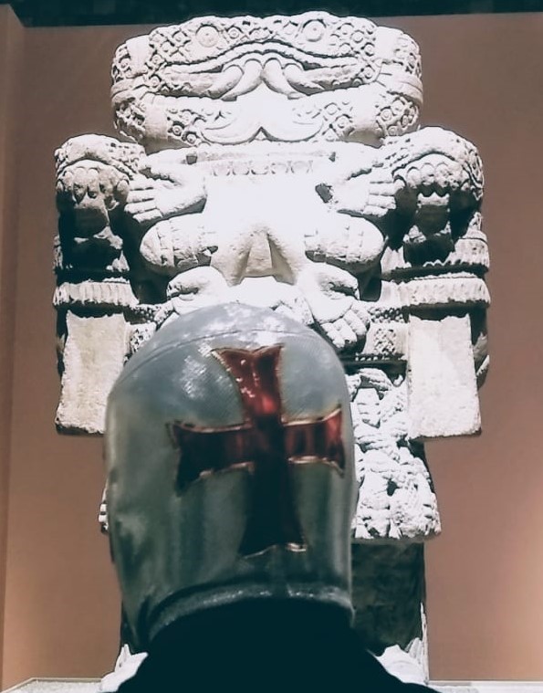Templario en la visita al Museo de Antropología. También asistieron los luchadores Atlantis, Negro Casas, Blue Panther, Sansón, entre otros
