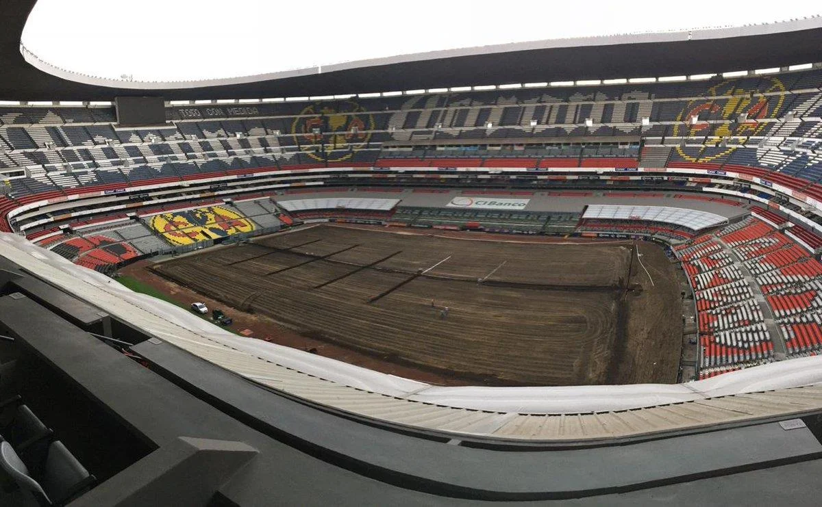 Instalación de pasto híbrido en el Estadio Azteca.