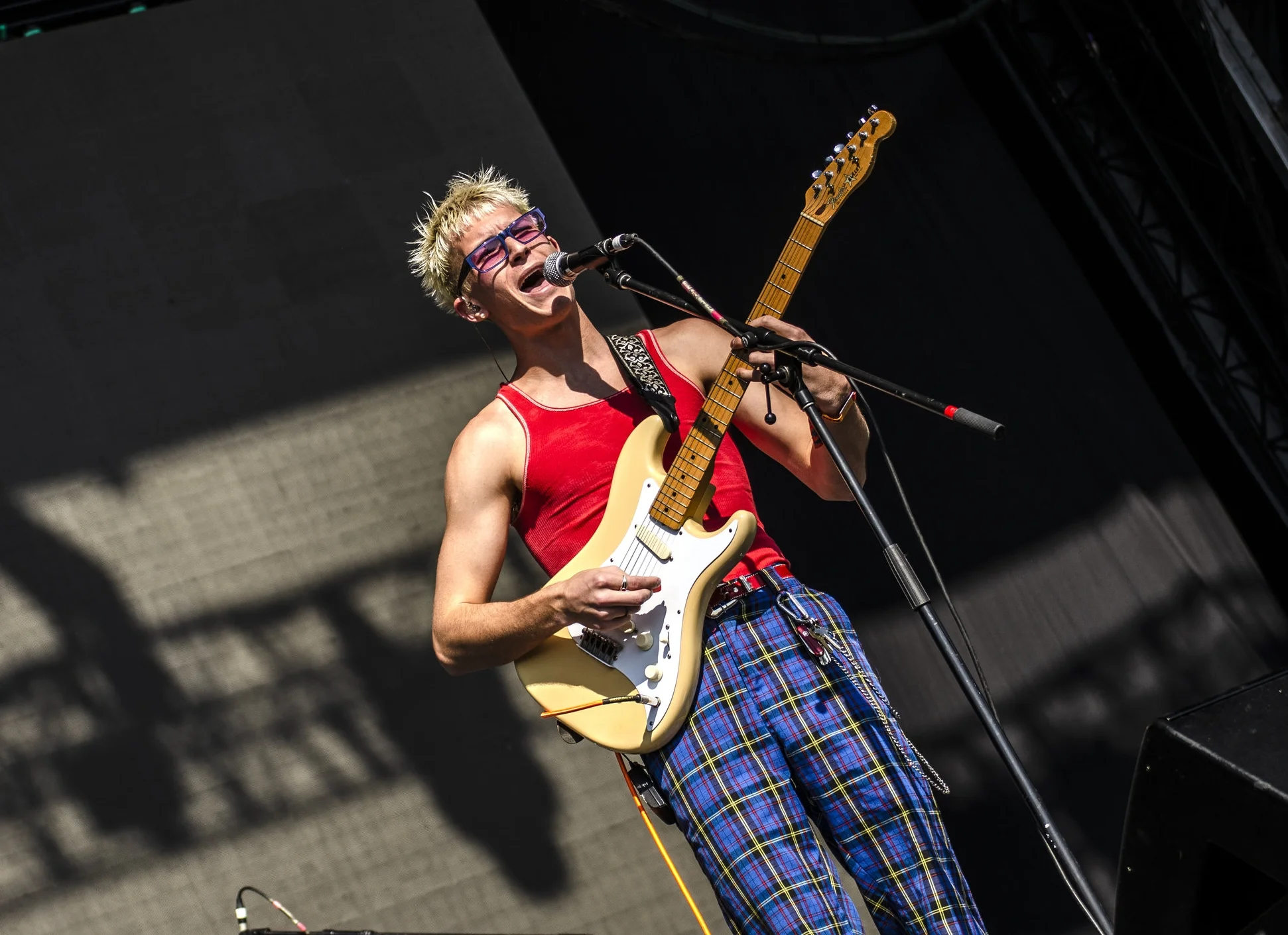 Tres generaciones se mezclan en Gus Dapperton