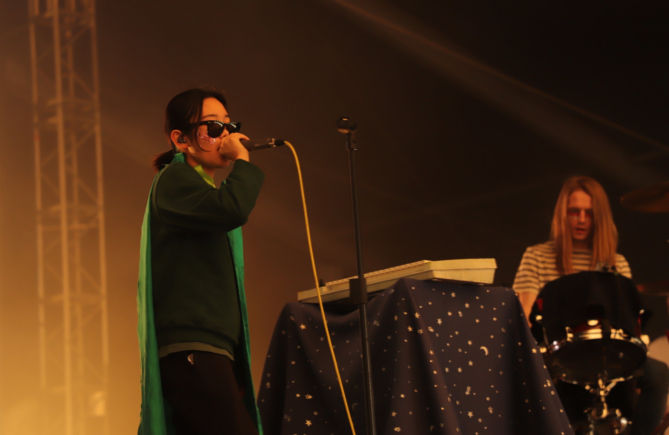 Superorganism derrochando energía y lentejuelas