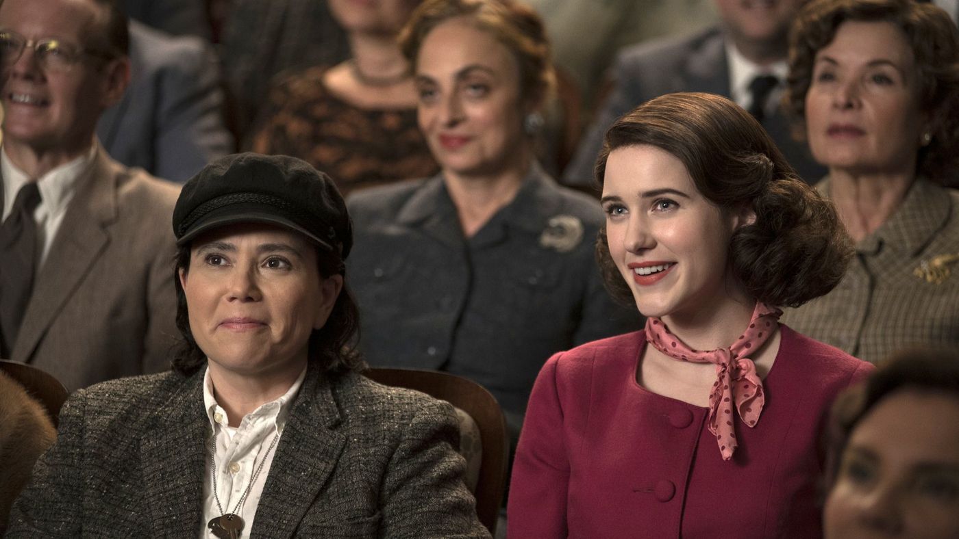 Alex Borstein y Rachel Brosnahan en The Marvelous Mrs. Maisel (Amazon)